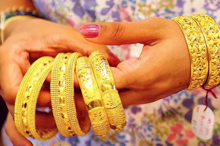 ह्वात्तै घट्यो सुनको मूल्य, कति पुग्यो तोलाको ?