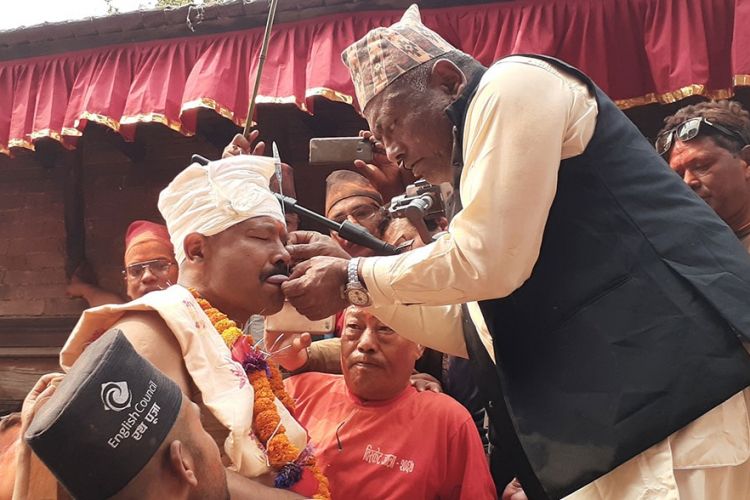 भक्तपुरको बोडेमा आज जिब्रो छेड्ने जात्रा, नवौँ पटक जिब्रो छेडाउँदै बुद्धकृष्ण श्रेष्ठ