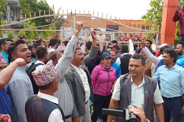 गठबन्धनको संयुक्त घोषणापत्र सार्वजनिक कार्यक्रममा कांग्रेस कार्यकर्ताको अवरोध