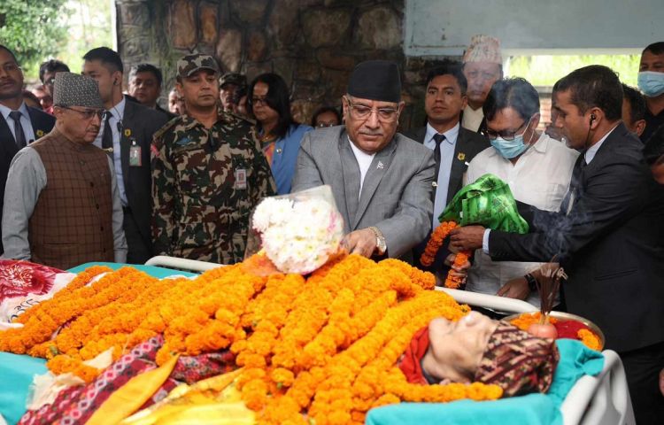 मन्त्री किराँतीको पितालाई श्रद्धाञ्जली दिन प्रधानमन्त्री ललितपुरमा