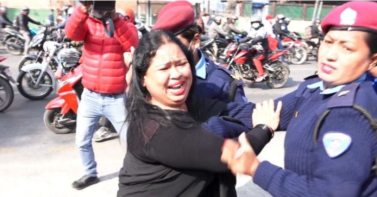  न्यायाधीश भुवन गिरीकी पत्नी आरती सर्वोच्चको गेटबाट पक्राउ 