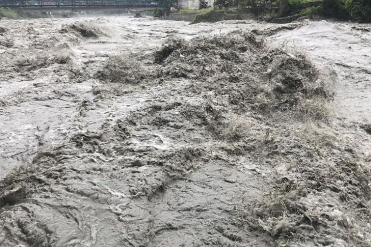 देशका अधिकांश क्षेत्रमा लगातार वर्षा, विभिन्न स्थानमा बाढीपहिरो, यी राजमार्ग अवरुद्ध