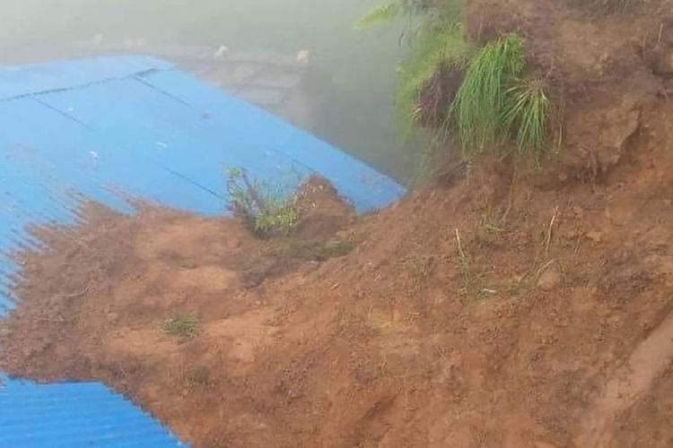 सैलुङमा पहिरोले ३ घर बगाउँदा २ जनाको मृत्यु, ५ जना बेपत्ता 