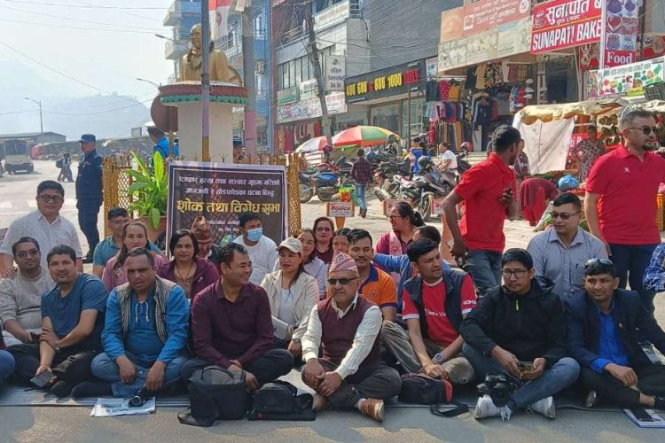 पत्रकार सुरेश रजकका हत्यारालाई कारबाहीको माग गर्दै रामेछापमा धर्नामा 