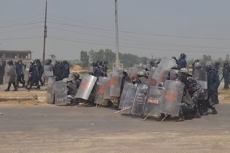जनकपुरधाममा प्रहरी र स्थानीयबीच झडप, दर्जनौं राउण्ड अश्रुग्यास प्रहार