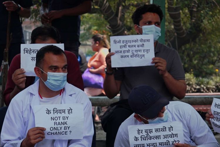 माग सम्बोधन नहुँदा चिकित्सकहरूको आन्दोलन आज पनि जारी 