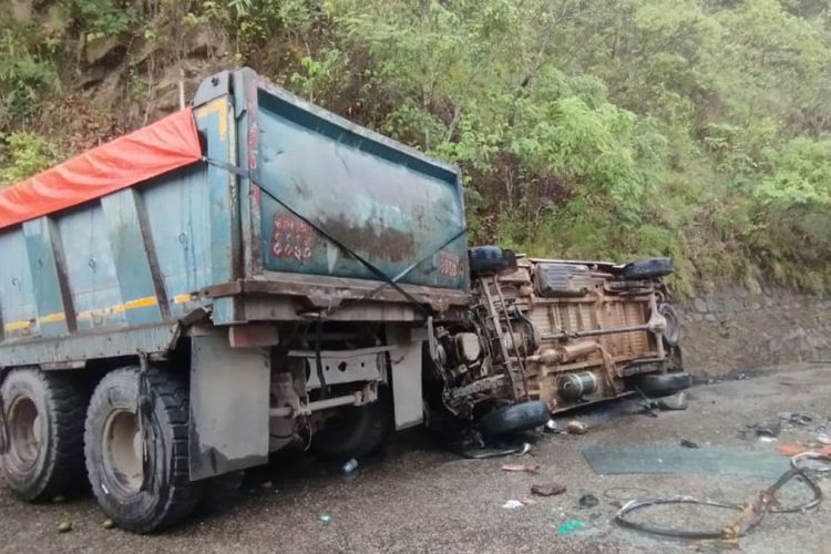 भेरी पुलनजिक गाडीलाई ठक्कर दिएर टिपर चालक फरार