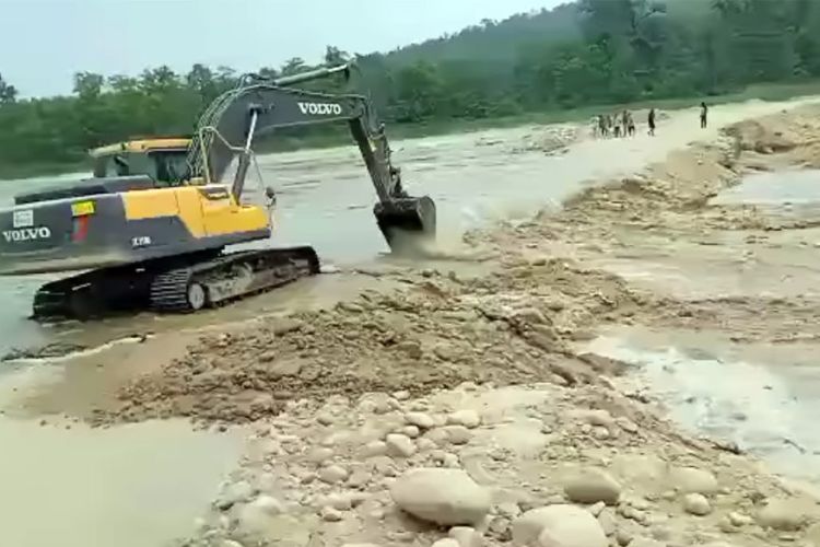 विनयी खोलाको डाइभर्सन बग्यो, यातायात प्रभावित
