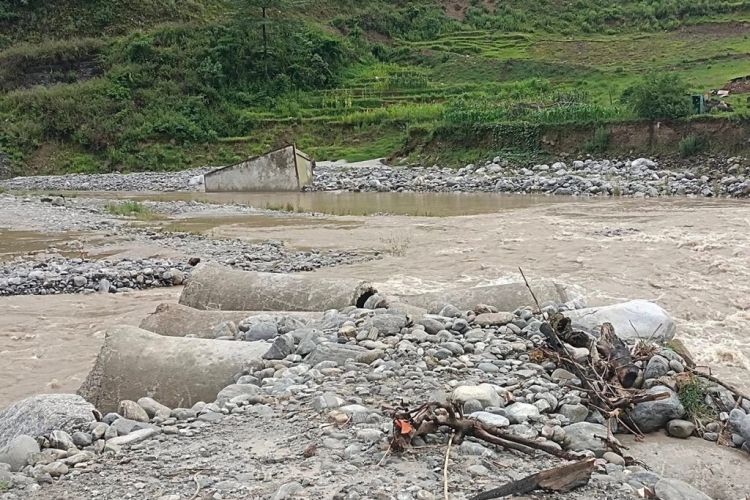 सिन्धुपाल्चोकका ३ ठाउँमा पहिरो, अरनिको राजमार्ग पूर्णरुपमा बन्द