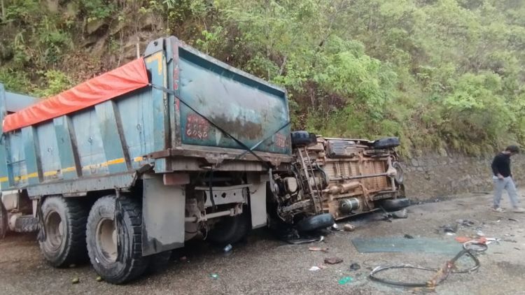 भेरी पुलनजिक गाडीलाई ठक्कर दिएर टिपर चालक फरार