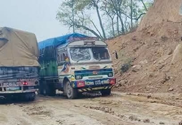 नवलपरासीमा सडक चिप्लो भएकाले वैकल्पिक रुटको प्रयोग गर्न प्रहरीको आग्रह