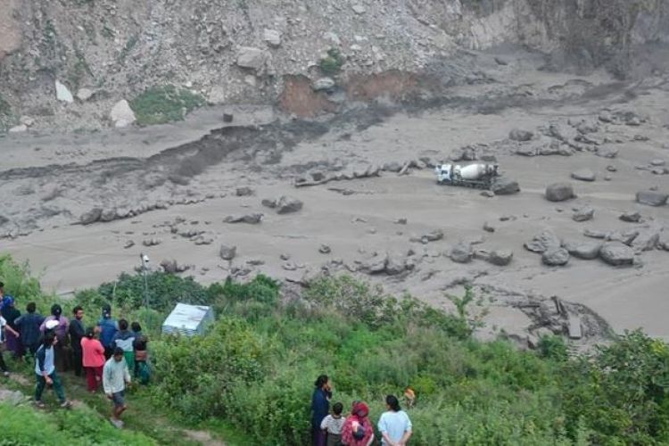  काठमाडौँ ल्याइँदै रसुवा बाढीमा भेटिएका शव र मानव अङ्ग