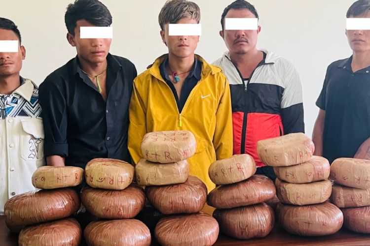 धादिङबाट ४० किलो गाँजा ल्याएर कोटेश्वरमा किनबेच गर्दागर्दै पक्राउ परे पाँच जना