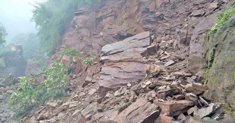 चार ठाउँमा खसेको पहिरोले पासाङल्हामु राजमार्ग अवरुद्ध