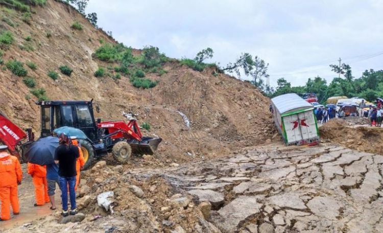 दाउन्नेमा सडक भासियोः बर्दघाट–दुम्किबास खण्डमा यातायात अवरुद्ध