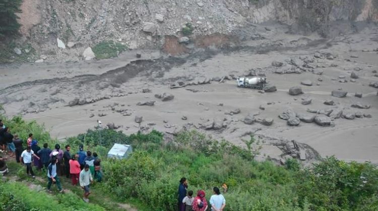  काठमाडौँ ल्याइँदै रसुवा बाढीमा भेटिएका शव र मानव अङ्ग