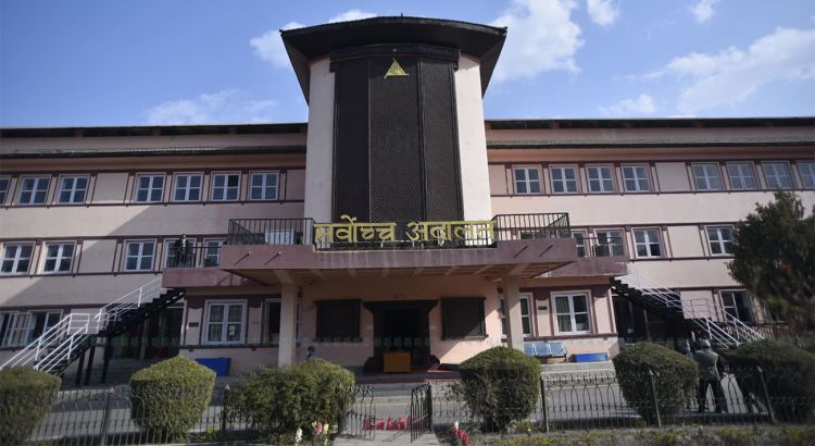पूर्वप्रधान न्यायाधीश चोलेन्द्रले फैसलामा सही नगरेको भन्दै परेको रिटलाई दरपीठ गर्ने निर्णयविरूद्ध निवेदन