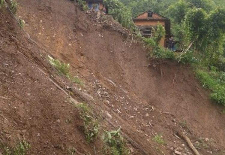 बैतडीको डोल गाउँमा २०१८ सालदेखि खसिरहेछ पहिरो