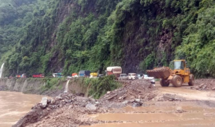 पहिरोले अवरुद्ध भएको काठमाडौं–मुग्लिन सडक खुल्यो
