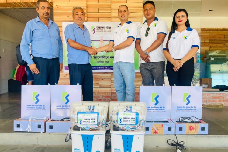 कामना सेवा विकास बैक र मेची आँखा अस्पताललाई वाटर प्यूरिफायर र मोबाइल चार्जिङ स्टेशन हस्तान्तरण
