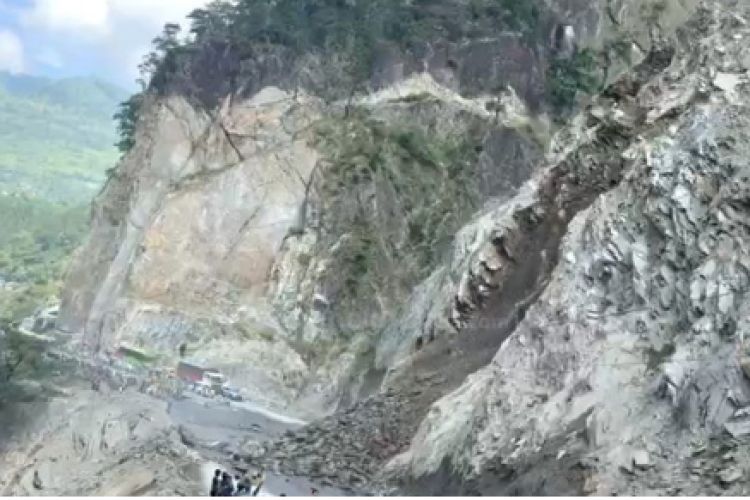 तुइन खोला पुल नजिकै पहिरो खसेर सडक पुनः अवरुद्ध