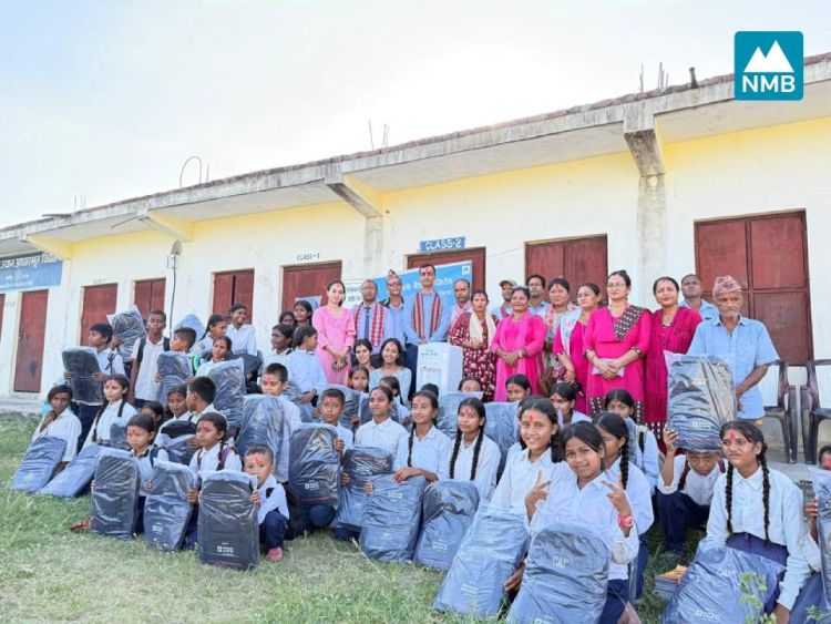 एनएमबि बैंकद्धारा श्री अमर जैन विद्यालयमा स्कुल ब्याग र व्वाटर डिस्पेन्सर हस्तान्तरण