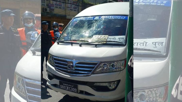 पुतलीसडकमा माइक्रोले ठक्कर दिँदा दुई बालबालिका घाइते