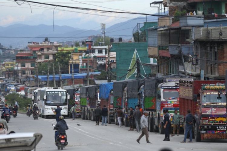 नागढुंगामा रोकिएका सवारी साधनलाई धादिङतर्फ पठाउन थालियो 