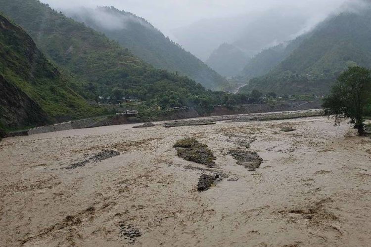 रोशी खोलाले बिपी राजमार्ग बगाएपछि आवागमन ठप्प, बनाउन एक हप्ता लाग्ने