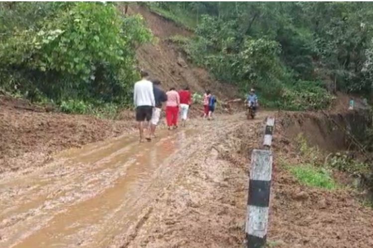 बर्षाका कारण मेची राजमार्गको ठाउँ ठाउँमा अवरोध, खुलाउने प्रयास जारी