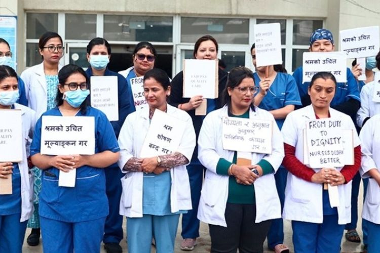 सरकारी सरह सेवा सुविधा पाउनुपर्ने माग गर्दै नर्सहरूले गरे विरोध प्रदर्शन