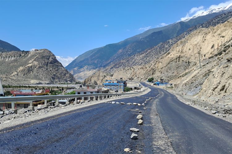 मुस्ताङमा बाढीपहिरोले यातायातमा समस्या, कोरला सडकखण्ड पूर्ण रूपमा अवरुद्ध