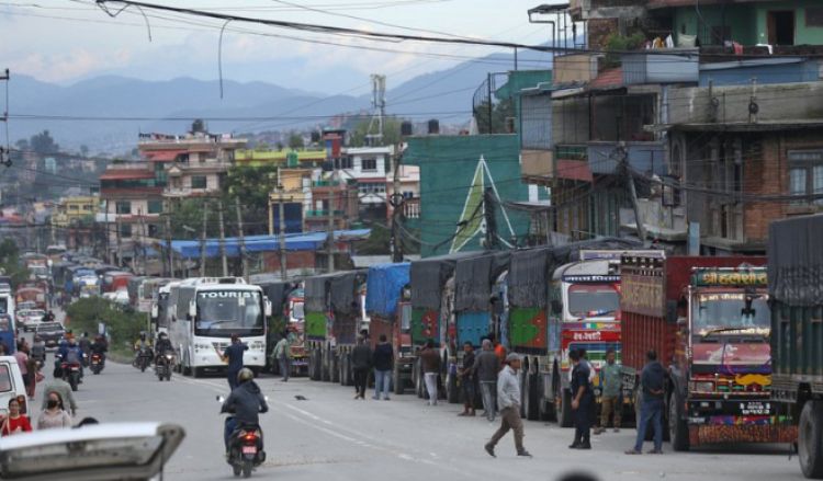 नागढुंगामा रोकिएका सवारी साधनलाई धादिङतर्फ पठाउन थालियो 