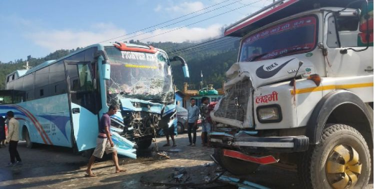  धादिङको  भल्टारमा बस र टिपर ठोक्किए,  ११ जना घाइते