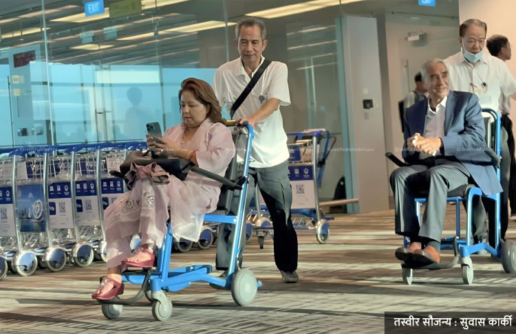 सिंगापुर विमानस्थलबाट ह्विलचेयरमा निस्किए देउवा