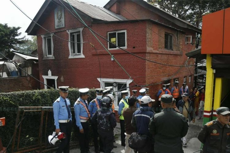 ट्राफिक प्रहरी प्रभागको भवन भत्काउन थापाथली पुग्यो महानगर प्रहरी