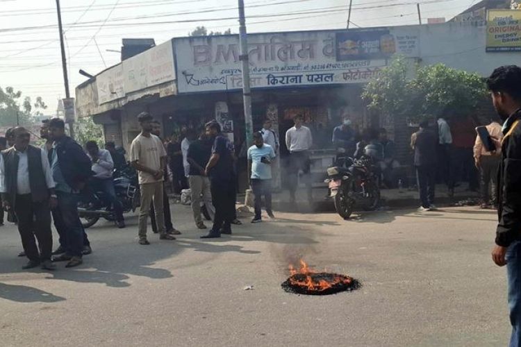 मुख्यमन्त्री नियुक्तिको विरोधमा मधेश भवन अगाडि टायर बालेर प्रदर्शन
