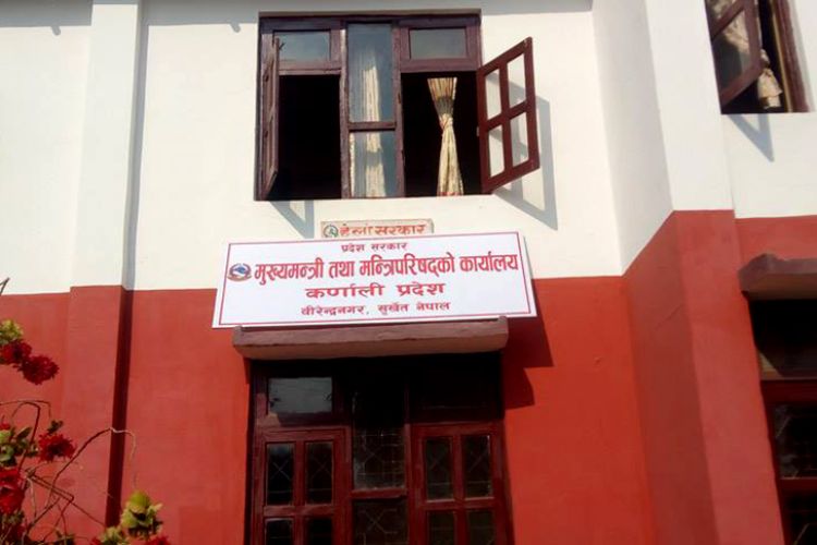 स्थानीय तहका जनप्रतिनिधिसँग छलफल गर्दै कर्णाली सरकार
