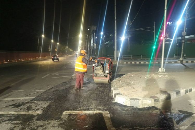 यस पटक हिउँदमै पुर्न थालियो काठमाडौंमा सडकका खाल्डा