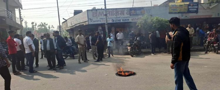 मुख्यमन्त्री नियुक्तिको विरोधमा मधेश भवन अगाडि टायर बालेर प्रदर्शन