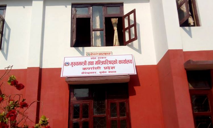 स्थानीय तहका जनप्रतिनिधिसँग छलफल गर्दै कर्णाली सरकार