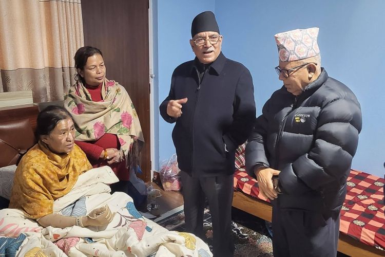 प्रचण्ड र माधव नेपालले भेटे झलनाथ खनाल पत्नी रविलक्ष्मीलाई