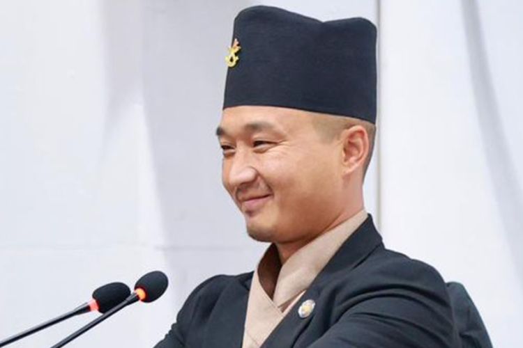 विमानस्थल अध्यागमनका कर्मचारीलाई अनिवार्य ढाका टोपी लगाउन गृहमन्त्रीको निर्देशन