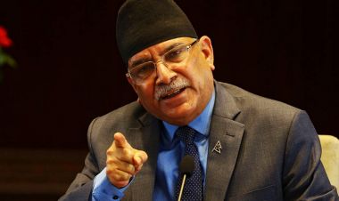 प्रचण्डले पत्रकार सम्मेलन गर्दै