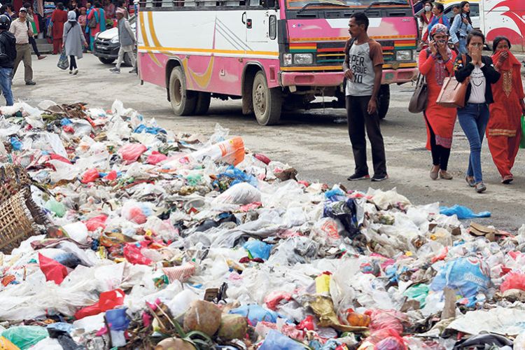 उपत्यकाको चोक–चोकमा थुप्रिएको फोहर व्यवस्थापन हुन सकेन