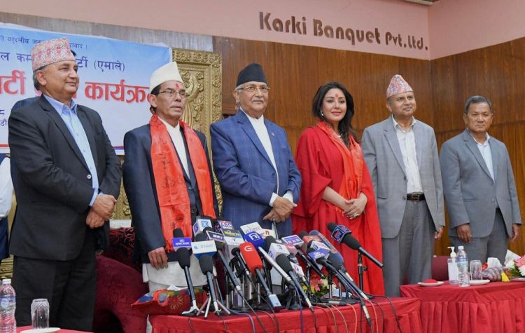पूर्वमन्त्री सिंह र करिश्मा मानन्धर एमालेमा प्रवेश