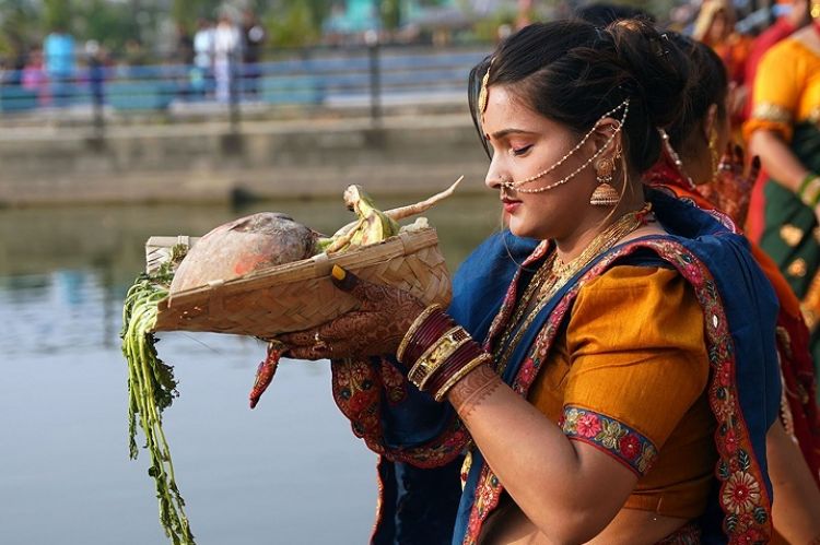 उदाउँदो सूर्यलाई अर्घ्य दिँदै सकियो चैते छठ