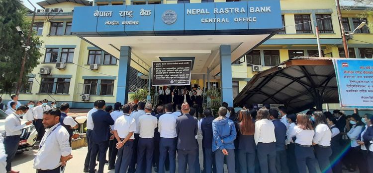गभर्नरमाथिको कारबाही फिर्ता लिन माग गर्दै नेपाल राष्ट्र बैंक कर्मचारी संघको विरोध