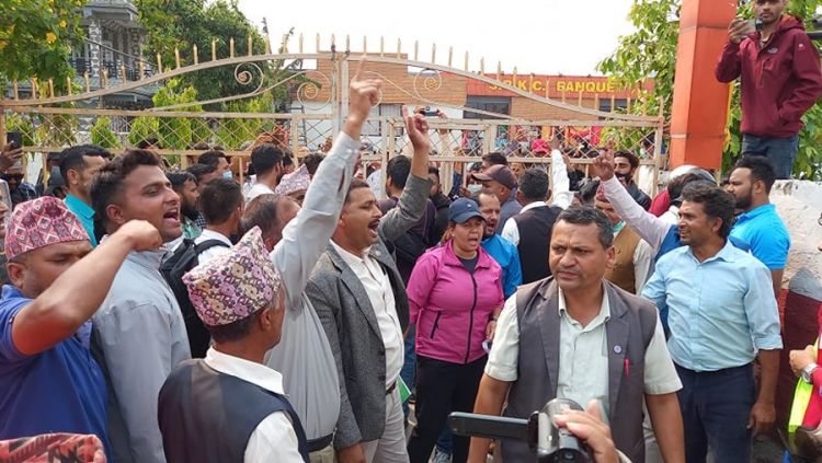 पोखरामा कांग्रेस कार्यालयमा तोडफोड, २३ जना पक्राउ