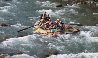 गर्मी सुरु भएसँगै सुनकोशी नदीमा बढ्न थाले पर्यटक 